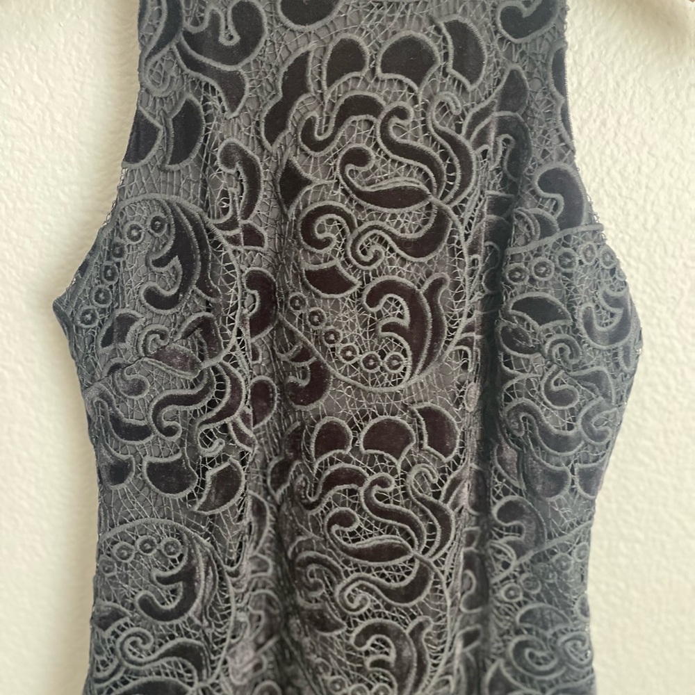 Donna Karan Embroidered Sleeveless Sheath
Dress - Picture 6 of 11